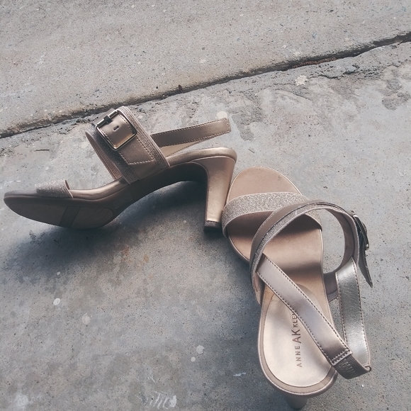 Lot of shoes or will sell individual - Picture 5 of 7